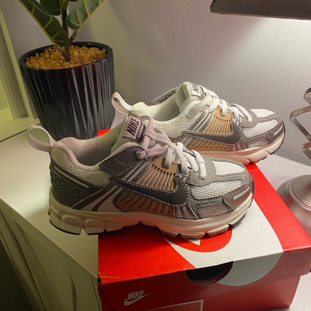 Nike Vomero 5 "Metallic Pewter/Parachute Beige/White/Medium Ash" 11c
